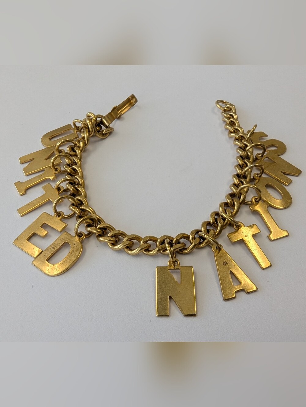 VTG GOLD TONE UNITED NATIONS CHARM BRACELET